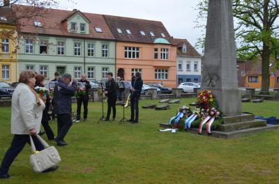 Foto des Albums: Kranzniederlegung zum 72. Jahrestag der Befreiung (08. 05. 2017)