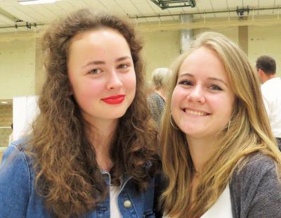 Die Moderatorinnen des Gottfried-Arnold-Gymnasiums Pia und Madita 