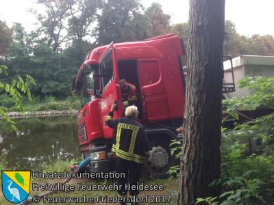 Vorschaubild: Einsatz 69/2017 | LKW droht in Oder-Spree-Kanal zu rutschen | Spreenhagen Kiesgrube