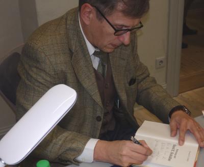 Foto des Albums: Tag der Bibliotheken: Lesung mit Alexander g. Schäfer "Wir haben auch gelacht" (07.11.2017)