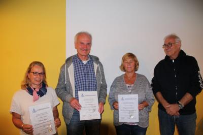 DFK Ehrung - Sabine Kunz, Jost B&uuml;ttner, Birgit Schiphorst von links - &uuml;berreicht von Gunther Schwieger 