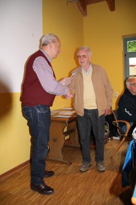 Fritz Moch - das 52. Sportabzeichen mit 90 Jahren - &uuml;berreicht von J&uuml;rgen Bunk 