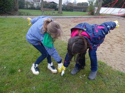 Auf dem Spielplatz liegt ganz sch&ouml;n viel M&uuml;ll rum. 
