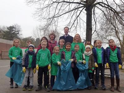 Herr Dr. Semmler mit Kindern der MCS: 
