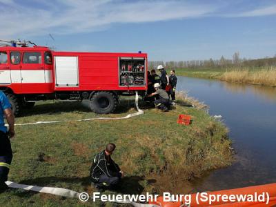 Aufbau &Ouml;lsperre auf dem Wasser 