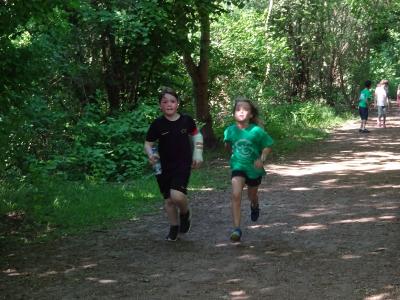 Sogar mit Gips liegen Kinder ihre Runden. 