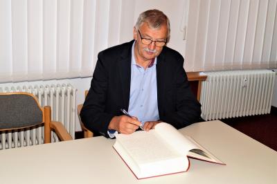 Vorschaubild: Eintrag ins Ehrenbuch der Peenestadt Neukalen