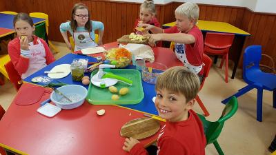 Foto des Albums: Die Klasse 3 bereitet Kartoffelsalat zu