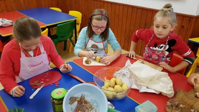 Foto des Albums: Die Klasse 3 bereitet Kartoffelsalat zu