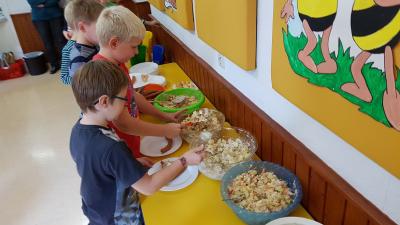 Foto des Albums: Die Klasse 3 bereitet Kartoffelsalat zu