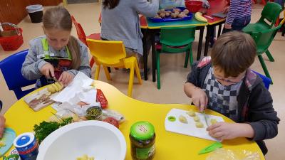 Foto des Albums: Die Klasse 3 bereitet Kartoffelsalat zu