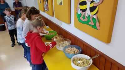 Foto des Albums: Die Klasse 3 bereitet Kartoffelsalat zu