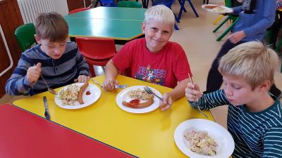 Foto des Albums: Die Klasse 3 bereitet Kartoffelsalat zu