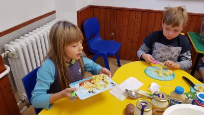 Foto des Albums: Die Klasse 3 bereitet Kartoffelsalat zu