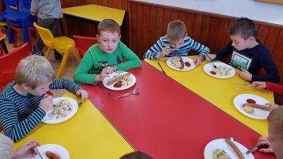 Foto des Albums: Die Klasse 3 bereitet Kartoffelsalat zu