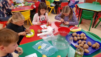 Foto des Albums: Die Klasse 3 bereitet Kartoffelsalat zu