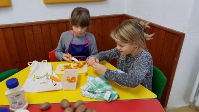 Foto des Albums: Die Klasse 3 bereitet Kartoffelsalat zu