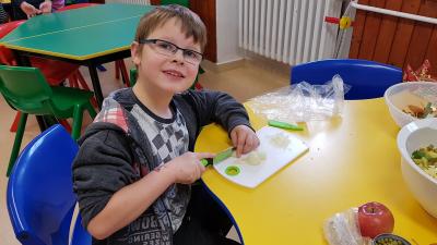 Foto des Albums: Die Klasse 3 bereitet Kartoffelsalat zu