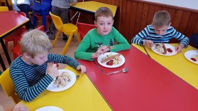 Foto des Albums: Die Klasse 3 bereitet Kartoffelsalat zu