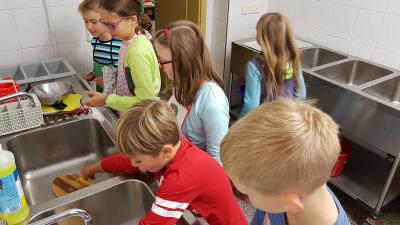 Foto des Albums: Die Klasse 3 bereitet Kartoffelsalat zu