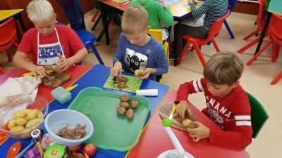 Foto des Albums: Die Klasse 3 bereitet Kartoffelsalat zu