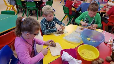 Foto des Albums: Die Klasse 3 bereitet Kartoffelsalat zu