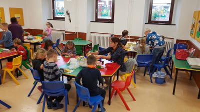 Foto des Albums: Die Klasse 3 bereitet Kartoffelsalat zu