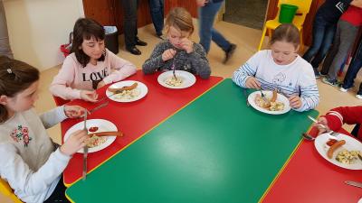 Foto des Albums: Die Klasse 3 bereitet Kartoffelsalat zu