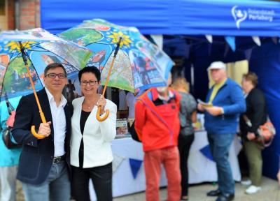 Annett Jura und Angelo Raciti begr&uuml;&szlig;ten Perleberg interessierte am Informationsstand mit dem Perleberg-Regenschirm 