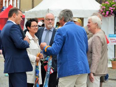 B&uuml;rgermeisterin Annett Jura traf beim Brandenburg-Tag in Wittenberge das ein oder andere bekannte Gesicht. V. l. Landrat Torsten Uhe, Kreistagsvorsitzender Rainer Pickert sowie Stadtverordnetenvorsteher der Stadt Wittenberge, Karsten Korup sowie 