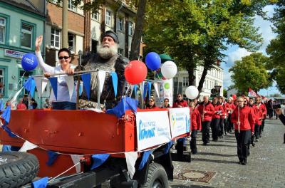 B&uuml;rgermeisterin Annett Jura hatte mit bester Laune, gemeinsam mit dem Perleberger Roland, vom Festwagen aus die Zuschauer begr&uuml;&szlig;t. 