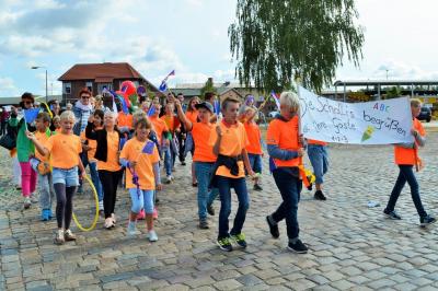 Sportlich, bunt anzusehen und mit bester Stimmung, traten die Sch&uuml;lerinnen und Sch&uuml;ler der 3. & 5. Klasse der Geschwister-Scholl-Grundschule aus Perleberg beim Festumzug auf. 