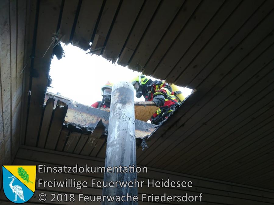 Bild: Einsatz 109/2018 | Brennt Zwischendecke am Gebäude | Blossin Waldweg