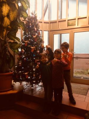 Foto des Albums: Kinder der Grundschule Miesau schmücken Baum der Verbandsgemeinde (27.11.2018)