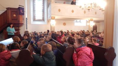 Foto des Albums: Schülerversammlung in der Kirche Oberottendorf