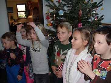 Foto des Albums: Weihnachtsbaum schmücken im Amt Burg