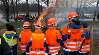 Foto des Albums: Jugendfeuerwehr sammelt Weihnachtsbäume ein (13.01.2019)