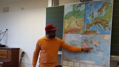 Foto des Albums: Dr. Umes zu Besuch an der Grundschule Hollstadt-Wollbach