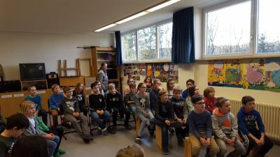 Foto des Albums: Dr. Umes zu Besuch an der Grundschule Hollstadt-Wollbach