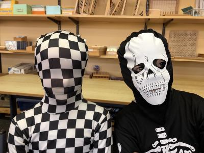 Skelett und Schachbrett 