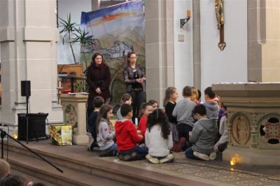 Foto des Albums: Besinnliche Adventsfeier der Schule mit Ehrung ehrenamtlicher Helfer