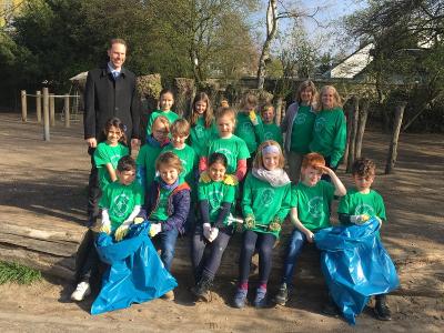 Gruppenbild aus allen M-Klassen 2 Kinder als Vertreter... 