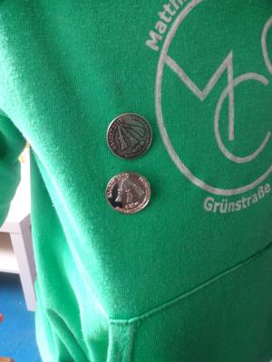 Manche Kinder hatten noch ihre Anstecknadel vom letzten Jahr! 