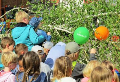 Foto des Albums: Maibaumaufstellung auf dem Großen Markt in Perleberg (26. 04. 2019)