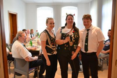 Vogelk&ouml;nigin Stephanie Viets mit ihren beiden Adjutanten 