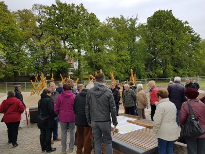 Besichtigung des neuen Spielplatzes im Hagen) 