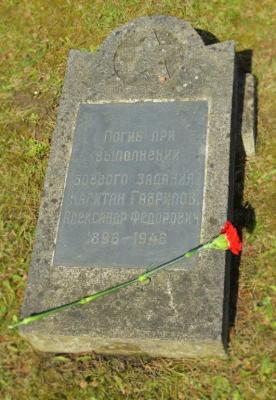 Grab eines russischen Soldaten. 