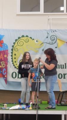 Die Schulleiterin begr&uuml;&szlig;t zwei neue Kinder an unserer Schule. 