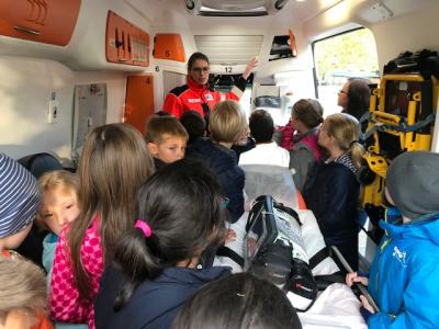 eine ganze Klasse schaut sich den Rettungswagen von innen an 