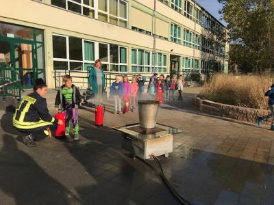 auch die 1. Klassen d&uuml;rfen schon Feuer l&ouml;schen 